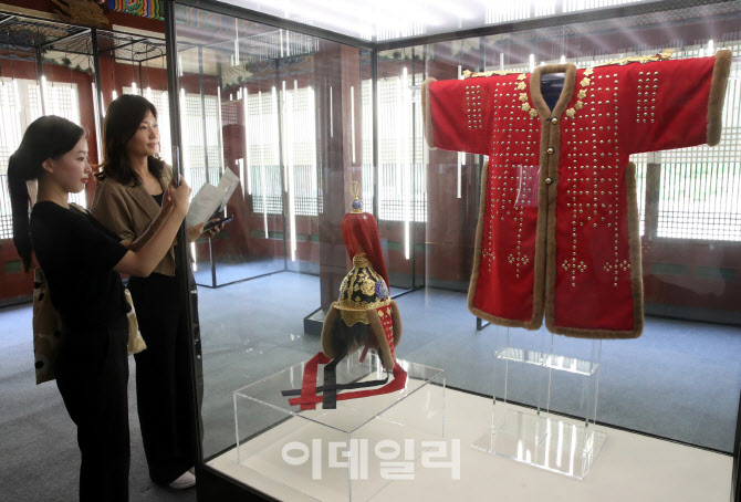 [포토] 독일 하인리히 왕자가 받은 선물