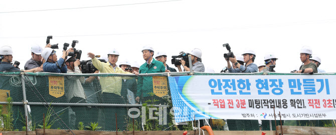 [포토] 빗물저류조 건설현장 점검하는 오세훈 시장-박준희 관악구청장