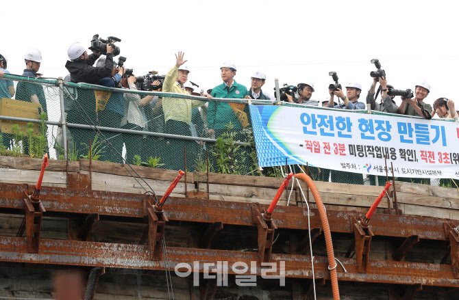 [포토]장마철 대비 빗물저류조 건설현장 점검하는 오세훈 시장-박준희 관악구청장