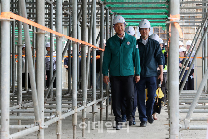 [포토]장마철 앞두고 빗물저류조 건설현장 점검하는 오세훈 시장