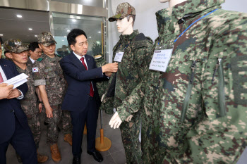 백골부대 찾은 김기현, 얼음정수기 선물…"쾌적한 환경서 일하도록 지원"