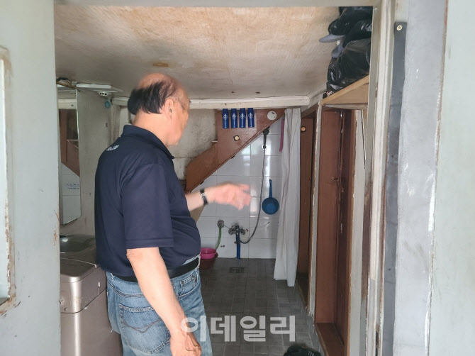 폭염 후 요란한 비 예고…대책 없이 고달픈 쪽방주민·좌판상인[르포]