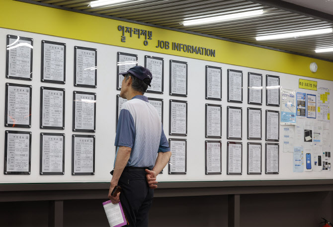 작년 1인 가구 취업자 455.5만 '역대 최대'…여성 비중 훌쩍↑