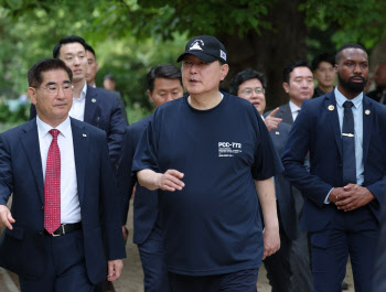 尹, ‘천안함’ 티셔츠·모자 착용하고 파리 공원 산책