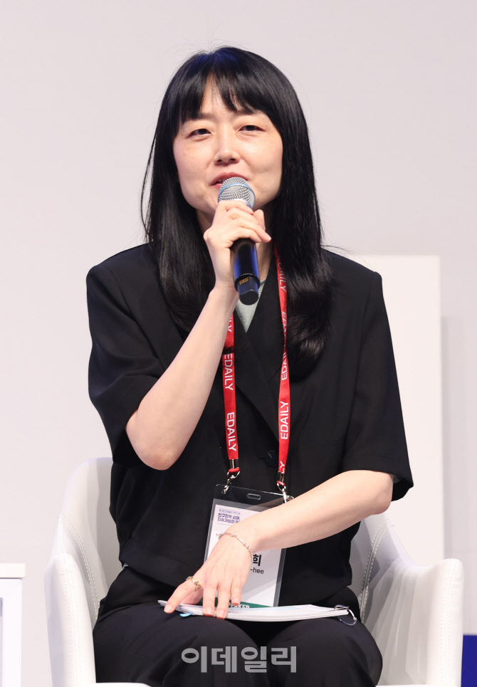 [포토]발언하는 김금희 작가