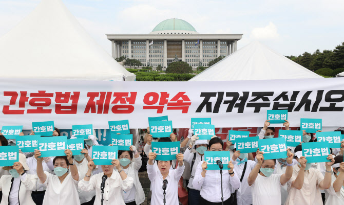간협 “전국 병원 79곳 무더기 고발…복지부에 면허증도 반납”