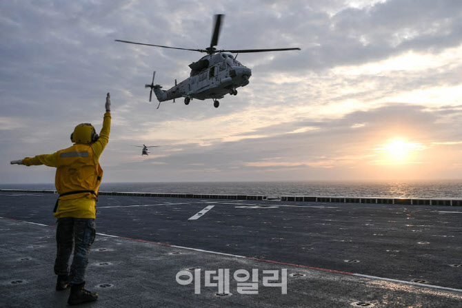 [단독]'목숨 건 비행'…해병 지휘관, 후배장교 간이의자 앉혀 헬기 태워