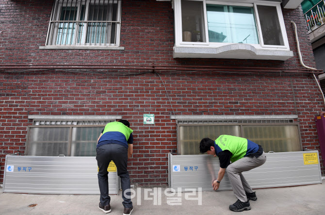 [포토]동작구청, '호우대비 저지대 주택가 현장 점검'