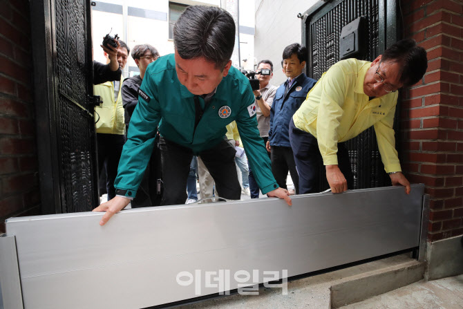 [포토]한창섭 차관, 장마 시작 앞두고 물막이판 설치 시연