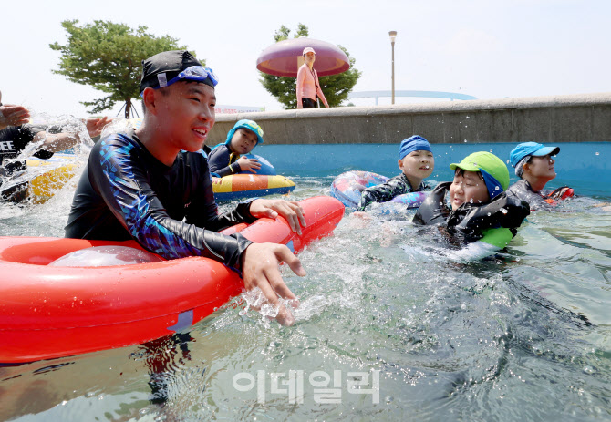 [포토]'여름아 반가워' 한강 야외수영장 개장 첫 주말