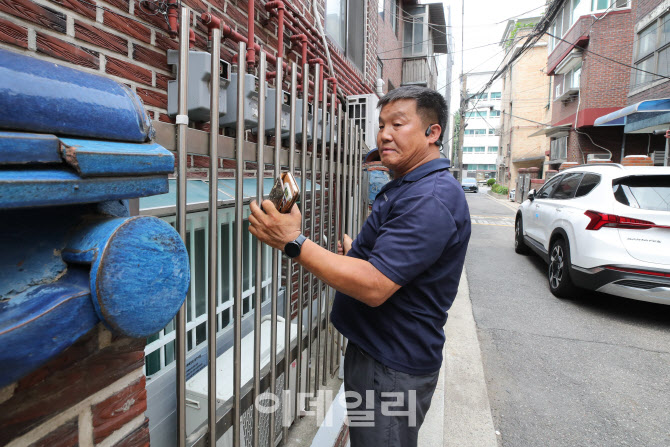 [포토]장마철 대비해 물막이판 설치하는 주민들