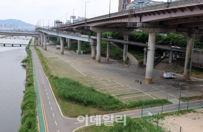 [포토]장마 앞두고 텅 빈 탄천주차장