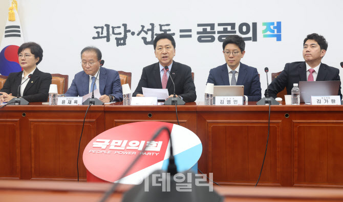 與 "'자료제출 거부' 김남국, 본인 주장 근거 없다는 방증"