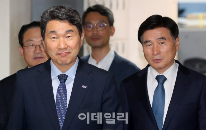[포토]사교육비 경감대책 브리핑하기 위해 입장하는 이주호 부총리-오승걸 책임교육정책실장