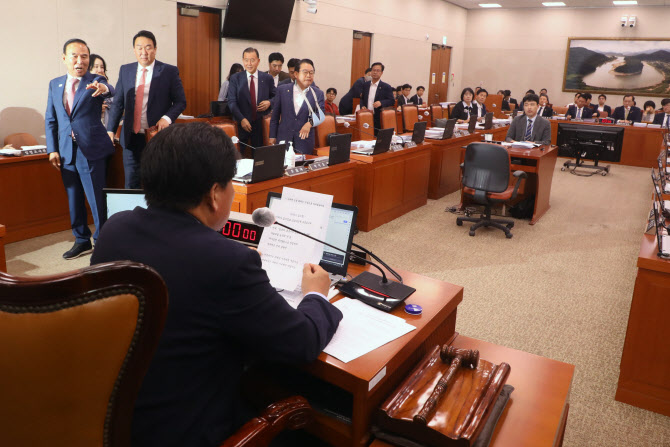 국회 농해수위 野 단독 `日 오염수 방류 저지` 결의안 채택, 與는 퇴장