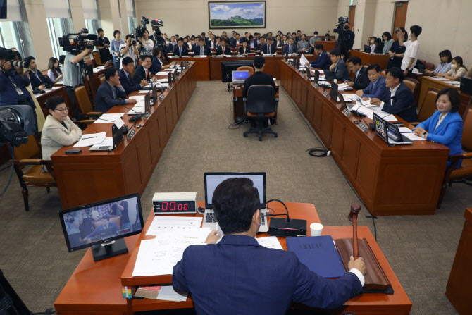 환경부 "`日 오염수` 검증 후 방류"…野 "안전하면 왜 버리나"