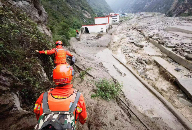 중국 쓰촨성 폭우로 산사태..900여명 긴급 대피, 최소 7명 실종