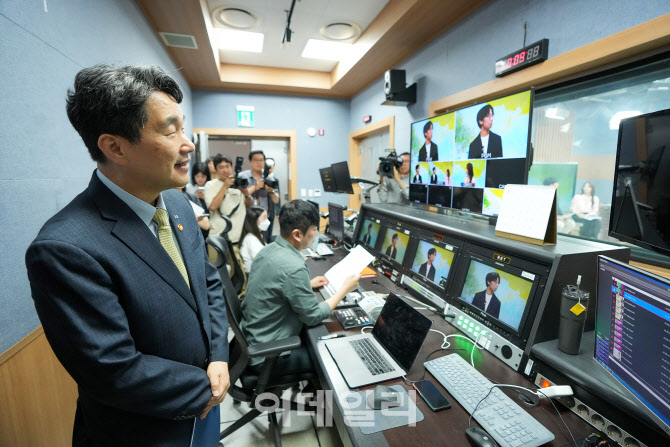 [포토]이주호 부총리, 수능 강의 제작 현장 방문