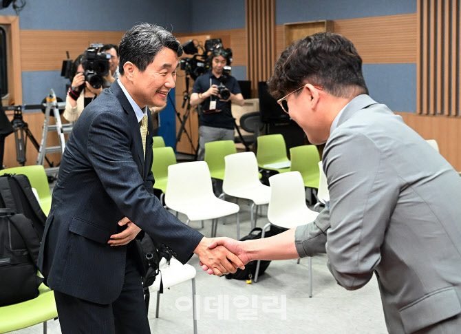 [포토]이주호 부총리, 수능 강의 제작 현장 방문