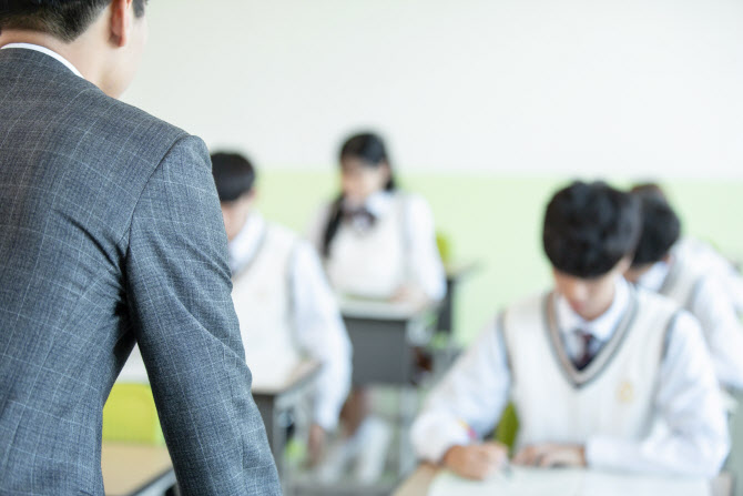 압수된 전자담배 찾으러 교무실 침입한 중학생들…시험 유출 의혹도