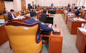 “영유아 비극 없도록”…국회 법사위, 출생통보제 의결