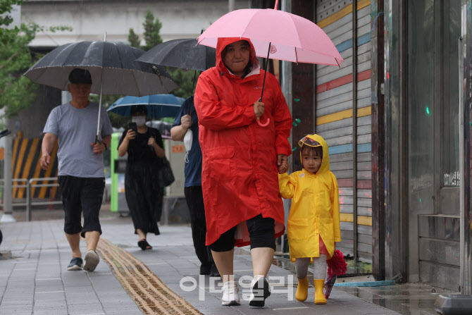 [포토]아이에게 기울어진 우산