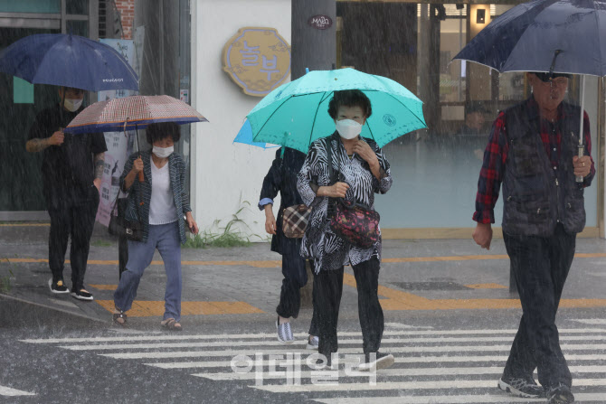 [포토]폭우로 가누기 힘든 몸