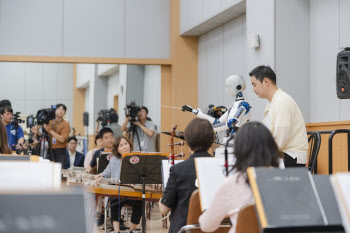 국내 최초 로봇 지휘자 만난 '썰' 풉니다