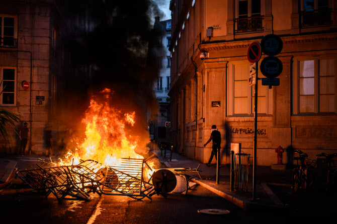 위기의 마크롱, 프랑스서 닷새째 시위…"폭동·약탈로 얼룩"