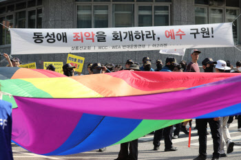 '서울광장' 쫓겨난 퀴어축제, 평화적 종료…대구와 달랐다
