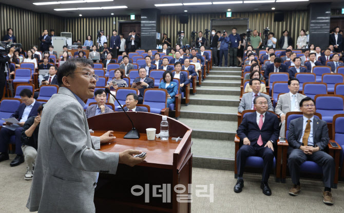 [포토]국민의힘 의원총회, '강연하는 민경우 대표'