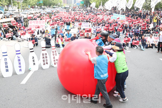 [포토]퍼포먼스 선보이는 특수고용노동자들