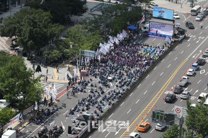 [포토]거리로 나선 서비스연맹 특수고용노동자들