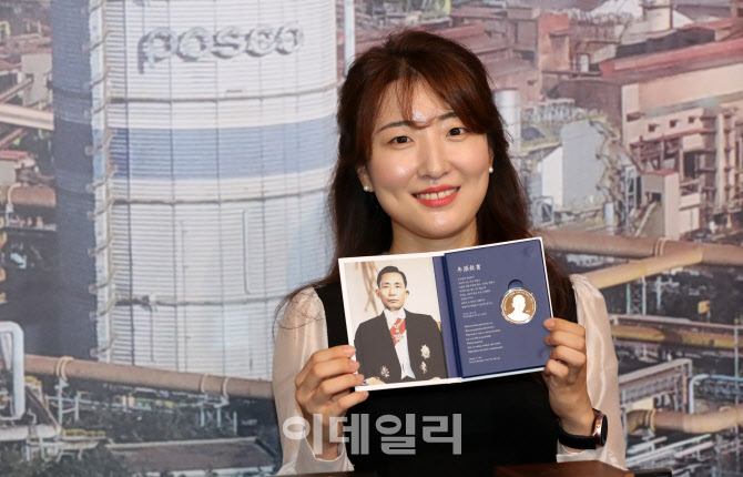 [포토]박정희 대통령 초상을 담은 금-은-동 추모메달 선보여