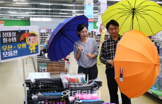 [포토] 장마철 우산 구매하는 소비자