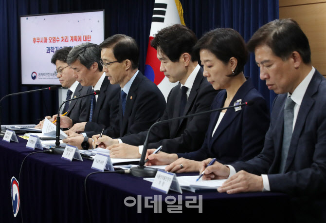 [포토] '일본 오염수 방류 대응' 브리핑하는 방문규 실장