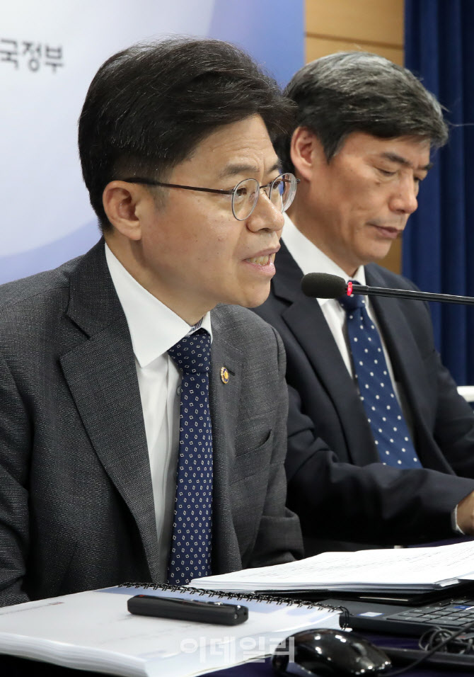 [포토] 일본 오염수 방류 대응 브리핑하는 유국희 위원장
