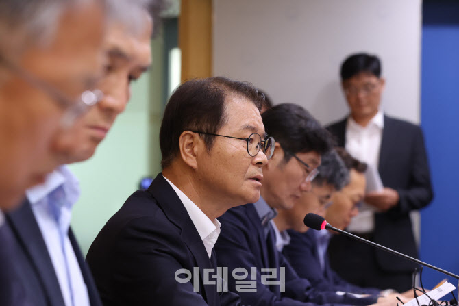 [포토]이정식 노동부 장관, 긴급 노사관계 점검회의