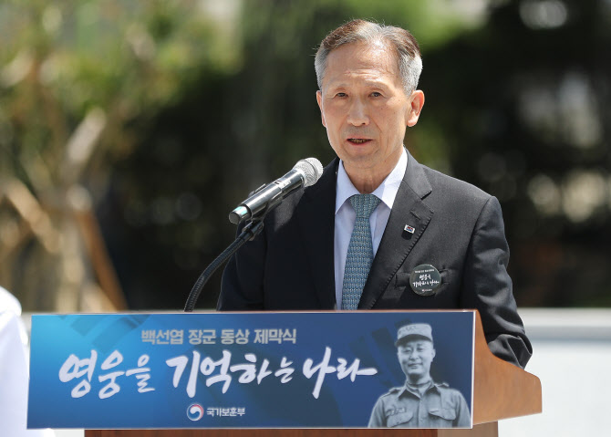검찰, '댓글 공작' 혐의 김관진 전 국방장관에 징역 5년 구형