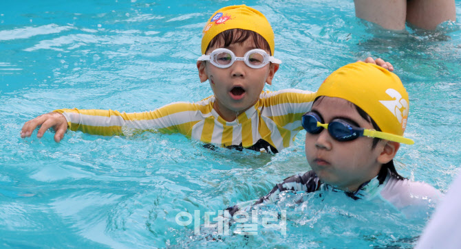 [포토]수영 완주한 강철 꼬마들