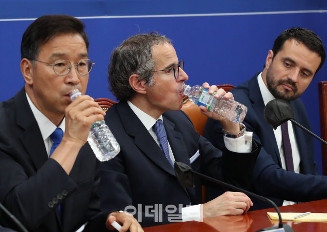 [포토]'한국 생수 마시는 IAEA 사무총장'