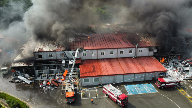 남원 식품 공장서 화재…소방대원 2명 화상·1명 탈진