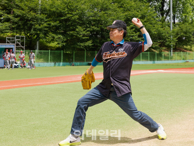 [포토] 시구하는 조소행 상호금융대표이사