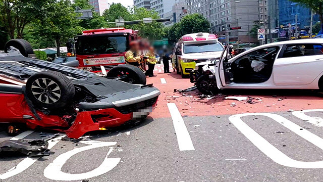 60대 운전 미숙에 중앙선 침범…반대편 차량 전복