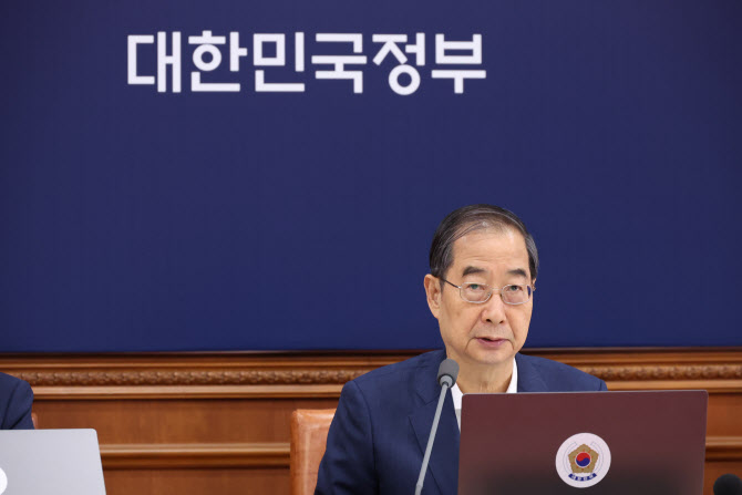 한총리 "민노총, 근로 무관한 정치 파업…법·원칙 따라 엄정 대응"