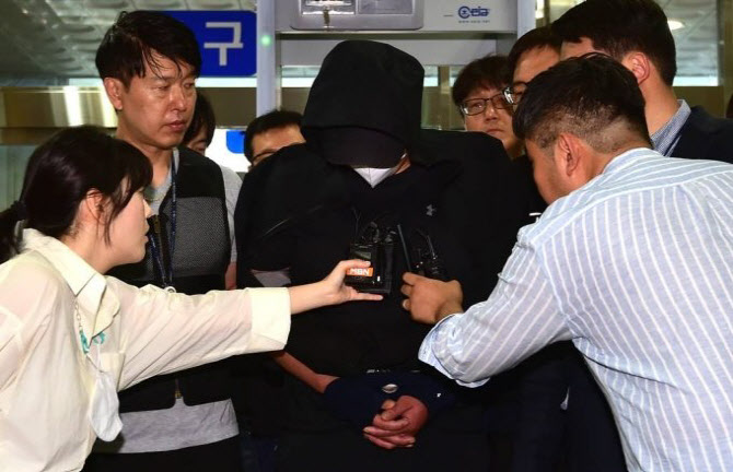“23명 병원 치료”…아시아나 비상문 강제 개방 30대, ‘상해죄’ 추가