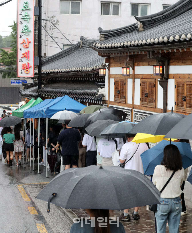 [포토]초복, 손님으로 북적이는 삼계탕집