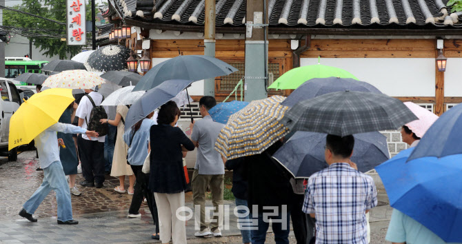 [포토]초복, 비가와도 삼계탕