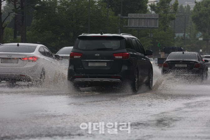 [포토]물보라 일으키는 차량들