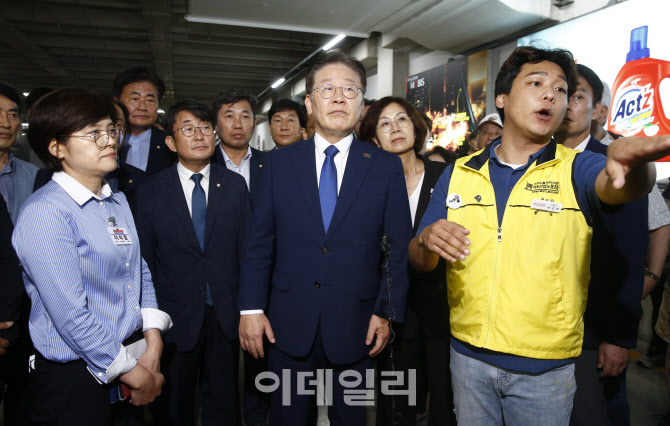 [포토]사망한 쇼핑카트 관리 노동자 사건 현장 둘러보는 이재명 대표